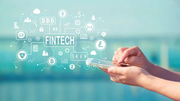 Cryptocurrency Fintech Tema med person, der holder en smartphone - Stock-foto