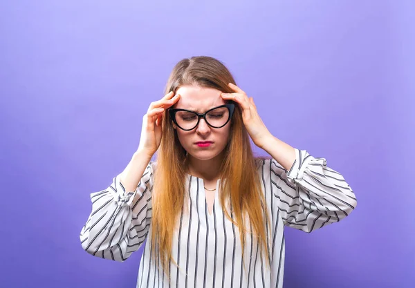 Mulher jovem sentindo-se estressada — Fotografia de Stock