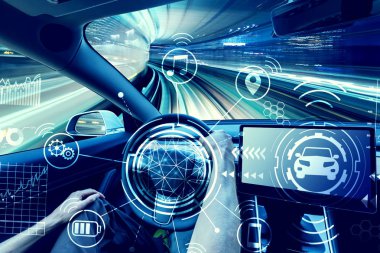 Kişi yeni bir elektrikli araç sürüş