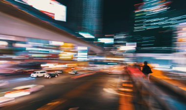 İnsanlar ve Shibuya içinde Tokyo meşgul bir kavşak geçiş trafik soyut bulanık görünüm