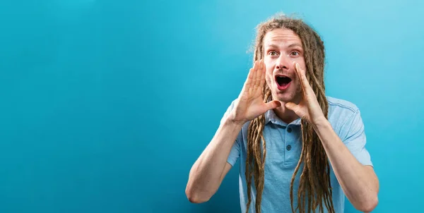 Jonge man schreeuwen op een effen achtergrond — Stockfoto