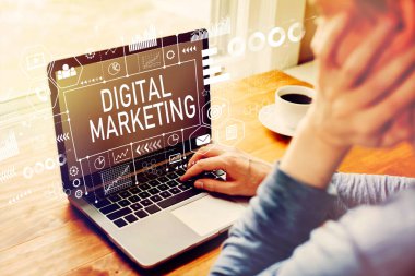 Dijital pazarlama ile bir dizüstü bilgisayar kullanan adam