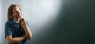 Düşünceli bir poz genç adam