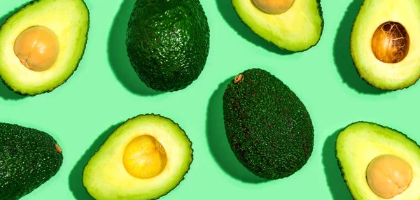 Verse avocado patroon op een groene achtergrond — Stockfoto