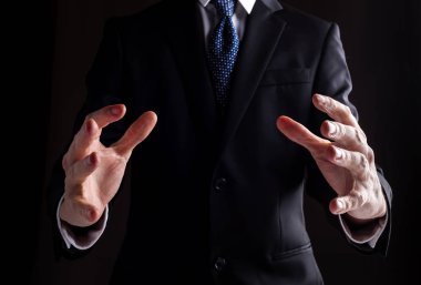 Adam ellerini uzatarak ve bir şeyler gösteriyor