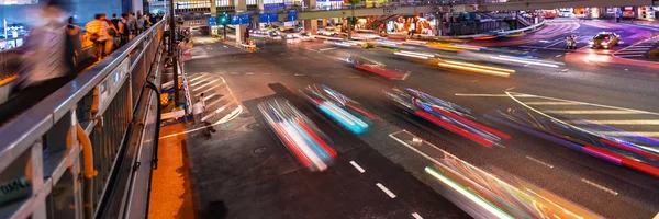 Menschen und Verkehr überqueren eine vielbefahrene Kreuzung in Shibuya, Tokio, Japan — Stockfoto