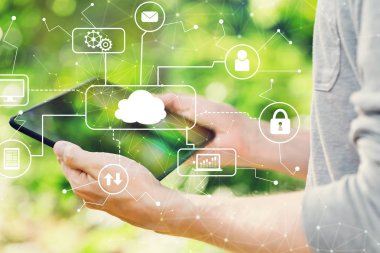 Onun tableti tutan adamla bulut bilgi işlem kavramı 