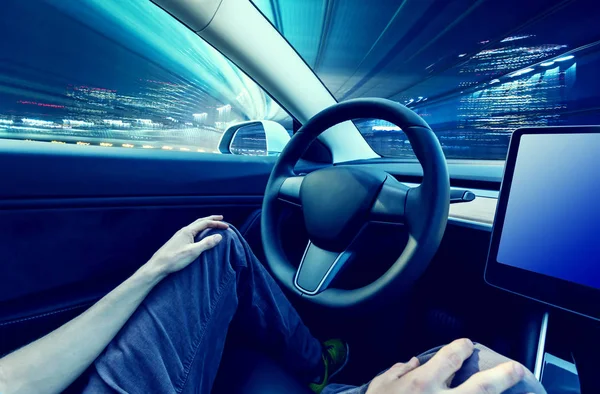 Persona che utilizza l'auto in modalità autopilota mani libere — Foto Stock