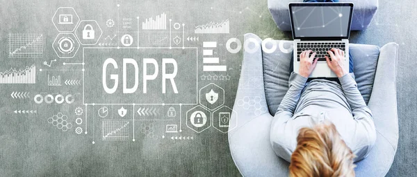 Gdpr ile bir dizüstü bilgisayar kullanan adam