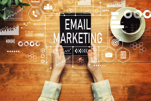 Email Marketing con una persona sosteniendo una tableta —  Fotos de Stock