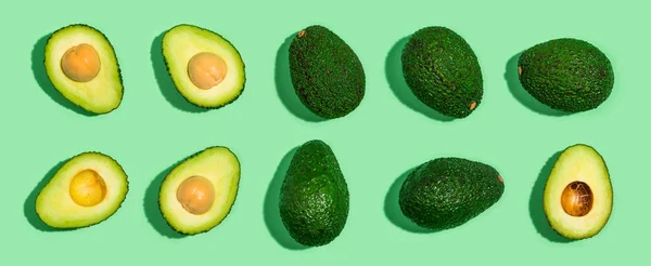 Modello di avocado fresco su sfondo verde — Foto Stock