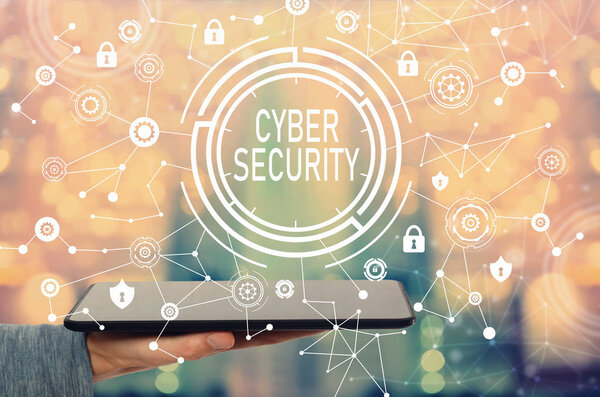 Кибербезопасность с человеком, держащим планшет
