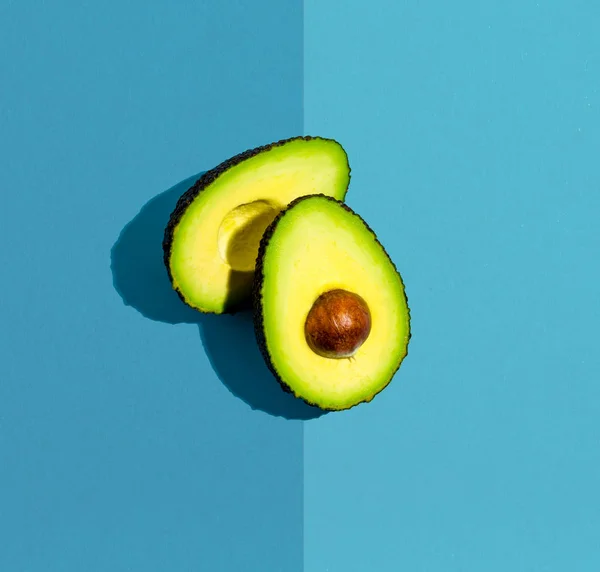 Verse avocado met pit — Stockfoto