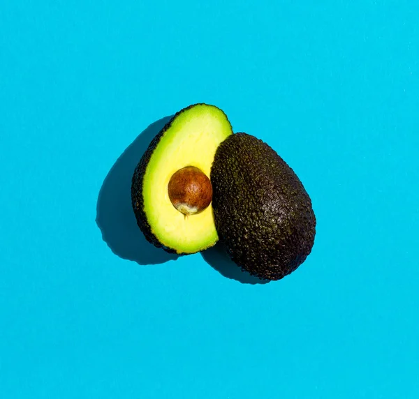 Färsk avokado med grop — Stockfoto