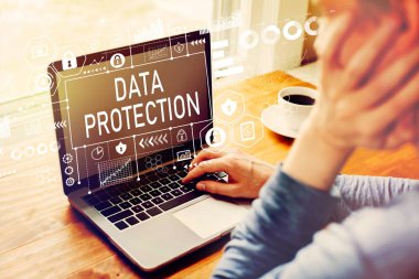 Bir dizüstü bilgisayar kullanan adam ile veri koruma