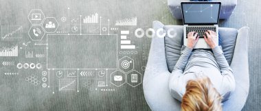 Pazarlama kavramı ile bir dizüstü bilgisayar kullanan adam