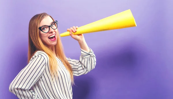 Jonge vrouw met een megafoon papier — Stockfoto