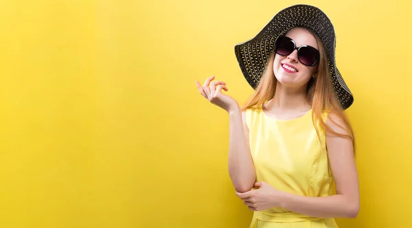 Mujer joven y feliz usando un sombrero — Foto de Stock