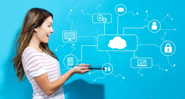 Cloud computing z młodą kobietę za pomocą tabletu — Zdjęcie stockowe
