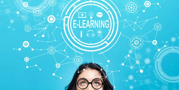 E-Learning με νεαρή γυναίκα — Φωτογραφία Αρχείου