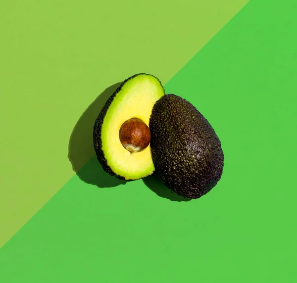 Avocado fresco con fossa — Foto Stock