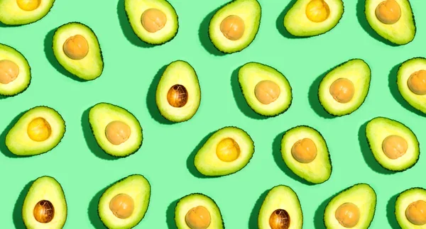 Verse avocado patroon op een groene achtergrond — Stockfoto
