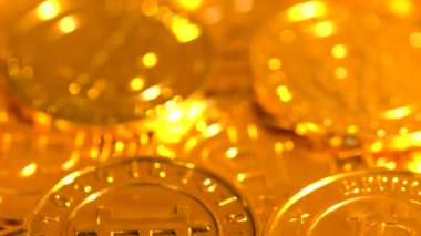 Bitcoin parlak altın arka plan üzerinde yığını