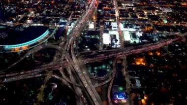 Los Angeles 'ta büyük bir otoyol kavşağının havadan görüntüsü.