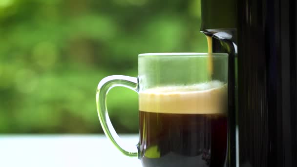 Время приготовления кофе на свежем воздухе — стоковое видео