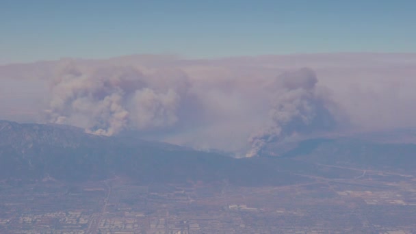 Fires in the mountains surrounding Los Angeles — Stock Video