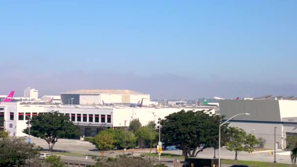 Vliegtuigen voorbereiden nemen af op Lax luchthaven in Los Angeles, Ca — Stockvideo