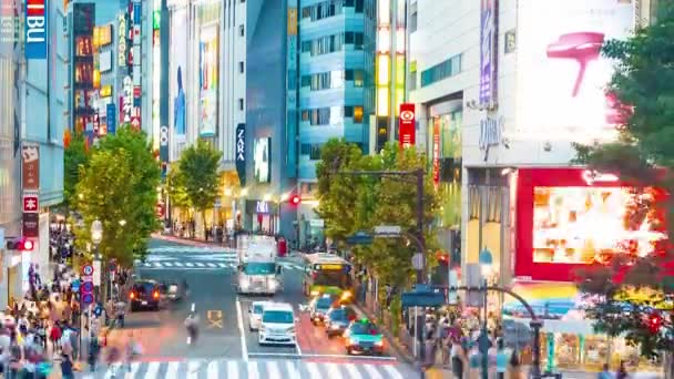Lidé přes slavné křižovatku v Shibuya, Tokio, Japonsko, jeden z nejvytíženějších přechodech pro chodce ve světě. — Stock video