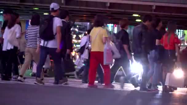 Mensen steken de beroemde kruising in Shibuya, Tokyo, Japan — Stockvideo