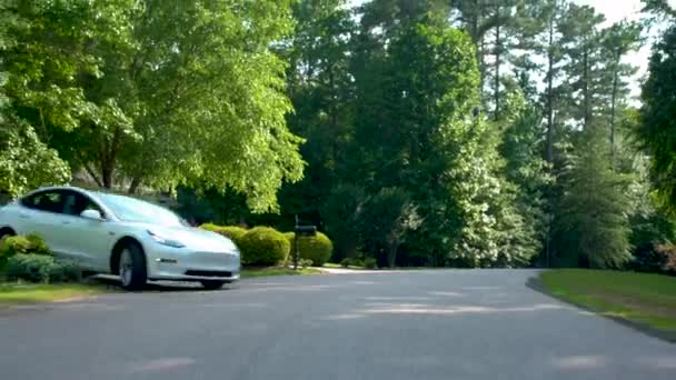 Neues Tesla Model 3 mit Elektroantrieb auf der Straße. — Stockvideo