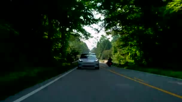 Noul Tesla Model 3 electric de conducere pe drum . — Videoclip de stoc