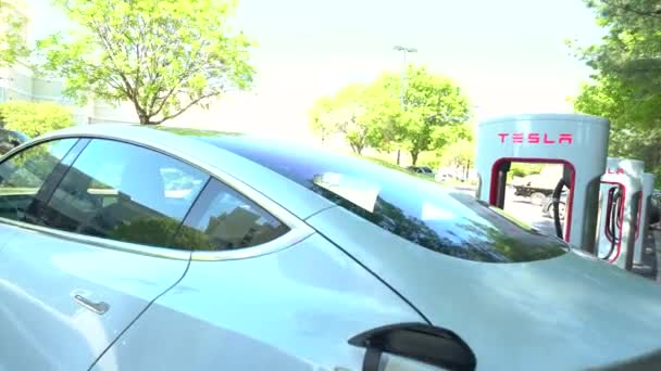 Töltés a Tesla Model 3 egy Tesla kompresszor állomás, Raleigh, NC. — Stock videók