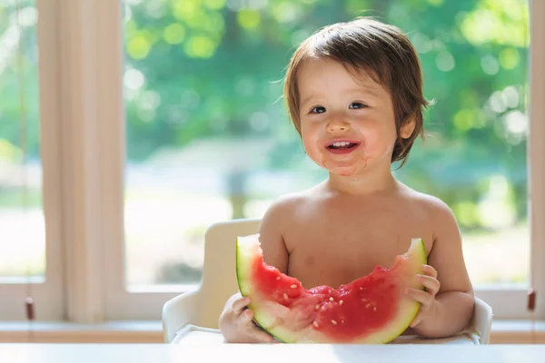 Toddler pojke äter vattenmelon — Stockfoto