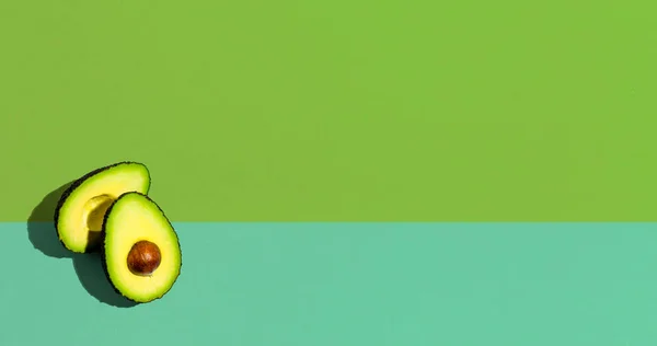 Свежий авокадо с ямой — стоковое фото