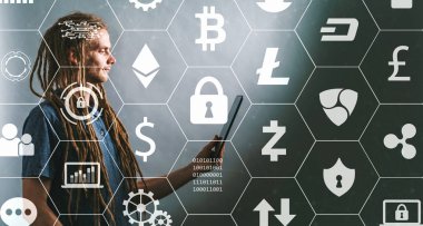 Cryptocurrency tema genç adamla tablet kullanma