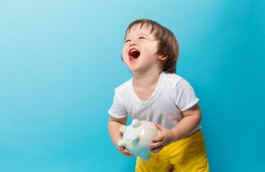 Yürümeye başlayan çocuk ile bir kumbara