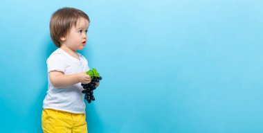 Yürümeye başlayan çocuk üzüm ile