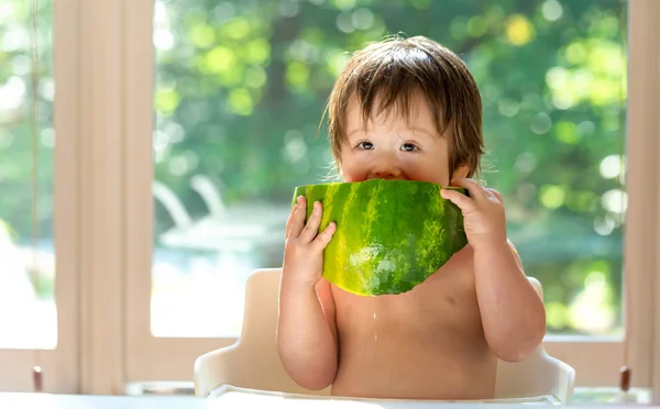 Toddler pojke äter vattenmelon — Stockfoto