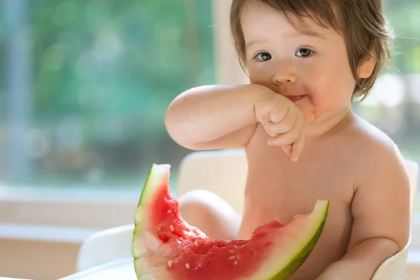 Μικρό παιδί αγόρι τρώει καρπούζι — Φωτογραφία Αρχείου