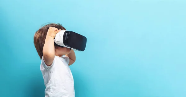 Niño pequeño con un auricular de realidad virtual —  Fotos de Stock