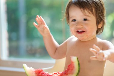 Karpuz yeme yürümeye başlayan çocuk