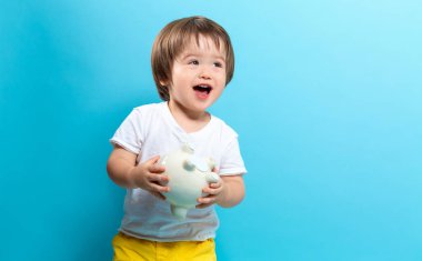 Yürümeye başlayan çocuk ile bir kumbara