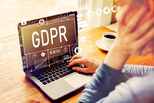 Gdpr ile bir dizüstü bilgisayar kullanan adam