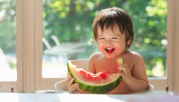 Menino comendo melancia — Fotografia de Stock