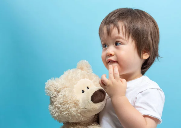 Toddler Pojke Med Nallebjörn Blå Bakgrund — Stockfoto