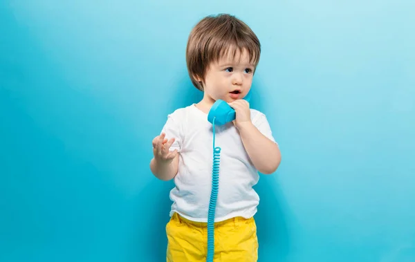 Toddler pojke med en gammaldags telefon — Stockfoto